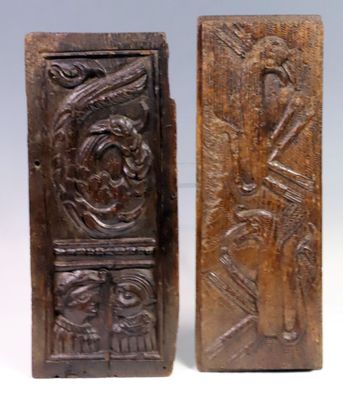 Réunion de deux panneaux en chêne mouluré et sculpté :