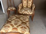 deux chaises et un pouf dans une pièce
