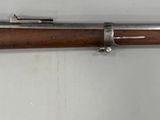 un vieux fusil accroché au mur d'une pièce