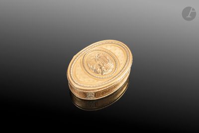 une vieille pièce d'or posée sur une surface noire