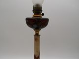 une lampe posée sur une table