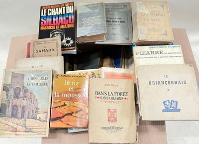plusieurs livres sont empilés sur une table