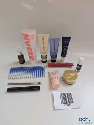une table blanche sur laquelle sont disposés de nombreux produits de beauté