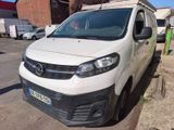 une camionnette blanche garée sur le côté de la rue