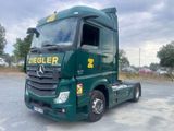 un camion vert garé sur un parking