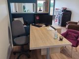 un bureau avec une chaise et un ordinateur dans une pièce