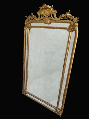 une image représentant un miroir à cadre doré sur fond noir