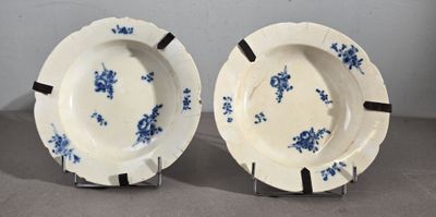 une paire d'assiettes bleues et blanches ornées de fleurs, posées sur une table