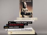 plusieurs livres sont empilés sur une table