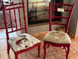 deux chaises placées devant une cheminée