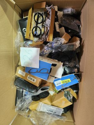 Lot de lunettes fantaisie et accessoires optiques assortis