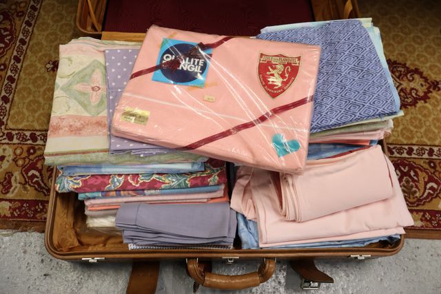 Valise garnie de draps modernes, un drap brodé, 