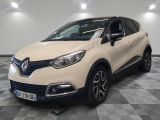 une voiture blanche est garée dans une pièce au sol à carreaux