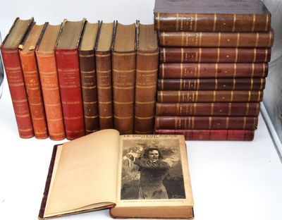 plusieurs vieux livres sont empilés sur une table