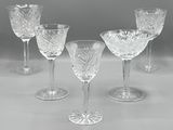 six verres à vin en cristal sont alignés sur une table