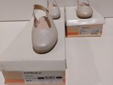 deux paires de chaussures exposées sur une table