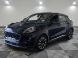 une voiture noire garée sur le sol en damier d'un garage