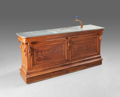 un bar ancien en bois, avec un plan de travail en marbre et un socle en bois