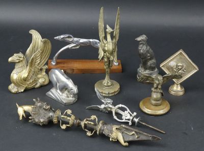 de nombreuses figurines en bronze anciennes posées sur une table