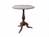 une image représentant une petite table avec un plateau en verre