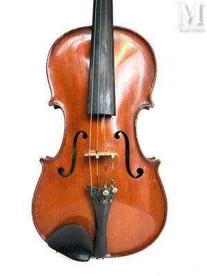 un vieux violon posé sur une surface blanche