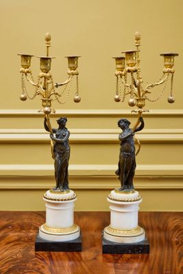 Paire de candélabres aux vestales à trois lumières en bronze…