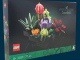 une boîte de Lego contenant des fleurs et des plantes