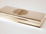 un étui à cartes de visite en argent orné d'un médaillon en or
