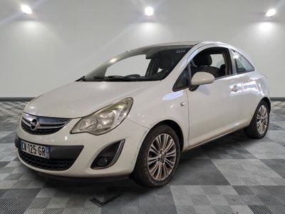 une photo d'une petite voiture blanche dans un showroom