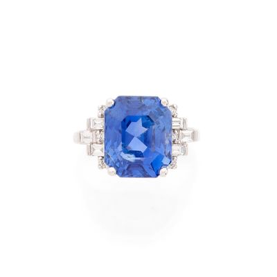une bague en saphir et diamant