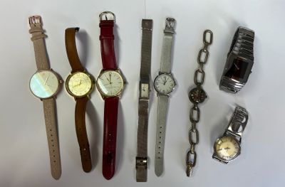 plusieurs types de montres sur une surface blanche