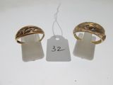 deux bagues en or et une bague sur fond blanc