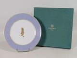 l'assiette se trouve à côté de la boîte et la boîte est vide
