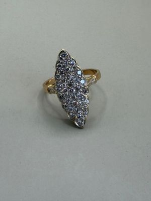 une image d'une bague en diamant sur une surface blanche