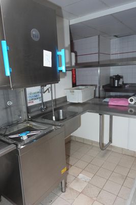 une cuisine équipée d'un évier, d'une cuisinière et d'autres appareils électroménagers