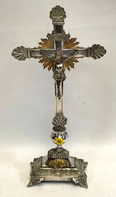 une croix en argent surmontée d'une croix en or