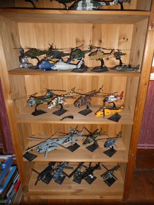 une étagère en bois sur laquelle sont posés tout un tas de jouets