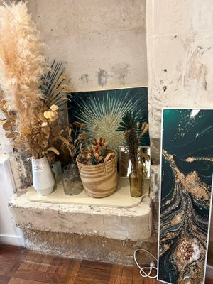 a picture of a picture of an octopus on a shelf