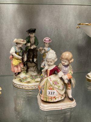 de nombreuses figurines exposées dans une vitrine