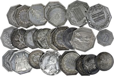 gros plan d'une pile de pièces d'argent sur une surface blanche