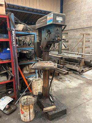 une machine qui se trouve dans un entrepôt avec d'autres machines
