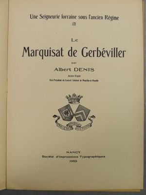un livre ouvert sur lequel figurent un blason et une couronne