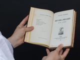 une personne tenant un livre ouvert dans ses mains