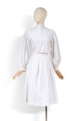 l'image d'une robe blanche sur un mannequin