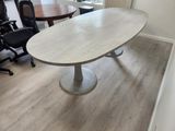 une image représentant une table de réunion dans un bureau