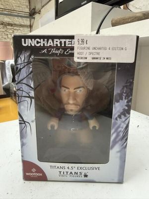 Ensemble comprenant : Figurine collector Titans Vinyl Figure…