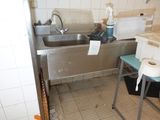 une image d'une cuisine avec un évier et un comptoir