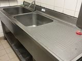 une cuisine avec un évier et une cuisinière