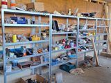 de nombreuses étagères sur lesquelles sont disposés divers objets dans un garage