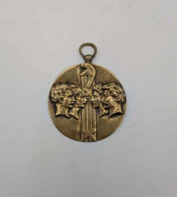 une médaille d'or ornée d'une croix et de fleurs